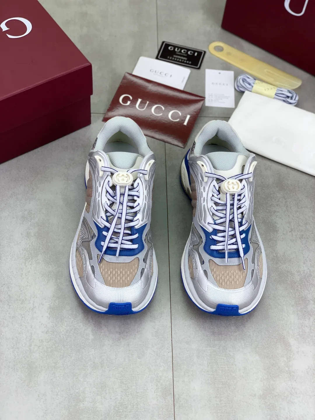 Men's shoes 💰P980 new style 💰 Gucci, couple style, women's style will be released later, new 2.0 futuristic sneakers‼ ️A pair of subversive sneakers is here. Gucci 2.0, a full series of 4 colors with key investment, smart silhouette: slightly curved forefoot design, you can clearly feel the propulsion when commuting and trotting, and it can enhance the sense of line extension when paired with wide-leg pants or cycling pants. EVA thick soles not only have a comfortable height-increasing effect, but also reduce weight (it actually lasts 3 hours of shopping without tiring your feet!) Highlight moments for lazy people: 2. Just choose it for airport wear! You can take them off in seconds after passing the security check (you can put them on as soon as you lift the heel strap), because the shoes come with a sliding buckle, so no need! ! Tie your shoes. Really achieve the sense of relaxation that goes with you. Size: Female 35-40 Male 39-45